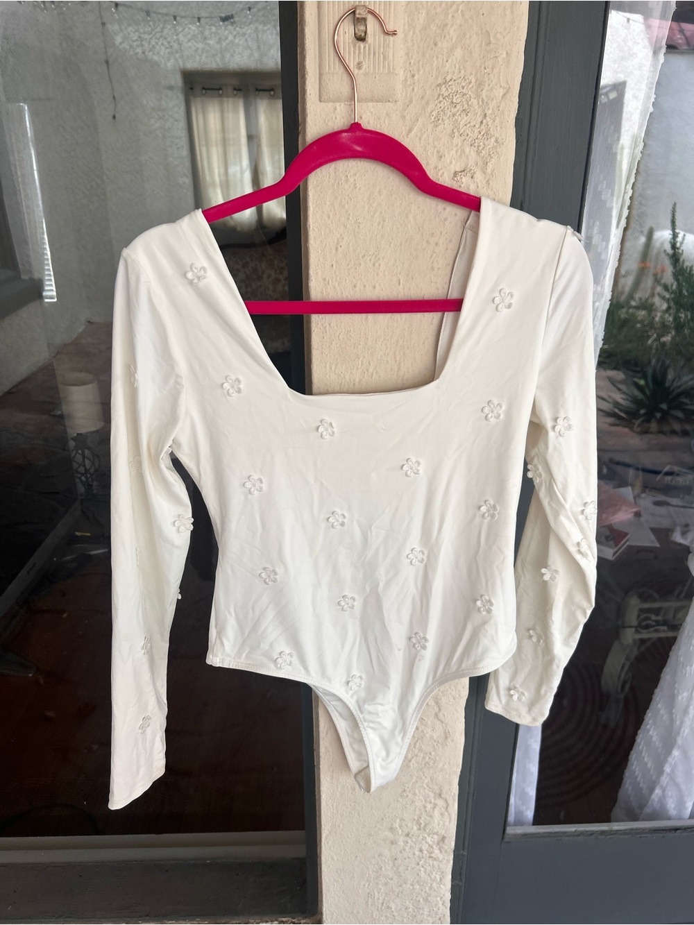 Yummi by Francescas Women’s Cream Long-Sleeve Floral Appliqué Bodysuit